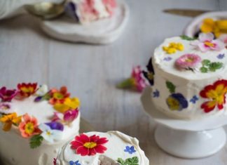 Birthday Cake : Adorable mini cakes with edible flowers, perfect for a dessert table!