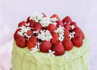 Birthday Cake : Matcha pairs so well with strawberries. This matcha and strawberry layer cake lo…