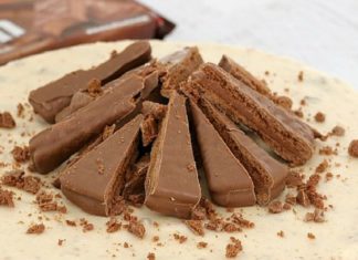 Birthday Cake : It doesn’t get any more delicious than this No-Bake Double Layer Tim Tam Chees…