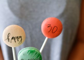 Birthday Cake : Cake sign with edible ink on macarons