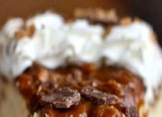 Birthday Cake : Caramel Toffee Crunch Cheesecake (Yammie's Noshery). Toffee crust + chocolat…