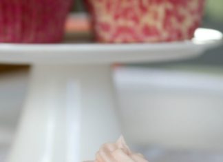 Birthday Cake : Easy Lemon Cupcakes with Raspberry Frosting – gosh I love this recipe.