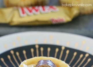 Birthday Cake : Twix Cheesecakes Cups Check out the easiest Twix Cheesecake Cups ever!!! Delici…