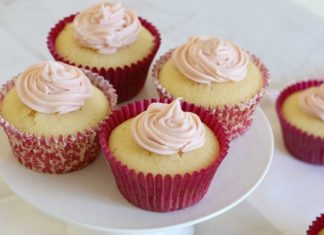 Birthday Cake : Who doesn't love lemon cupcakes! So easy and yummy. Perfect with a cup of te…