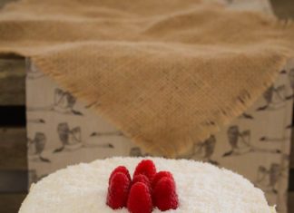 Birthday Cake : A simple WHITE CHOCOLATE MUD CAKE made with a deliciously smooth and creamy WHIT…