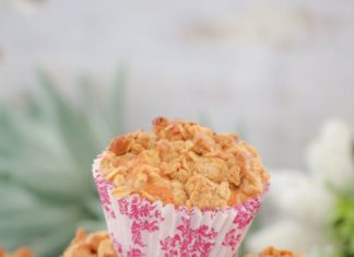Birthday Cake : Super easy APPLE CRUMBLE MUFFINS… a soft apple muffin base topped with a crunc…