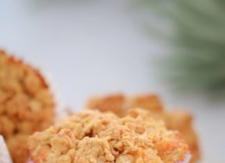 Birthday Cake : Super easy APPLE CRUMBLE MUFFINS… a soft apple muffin base topped with a crunc…