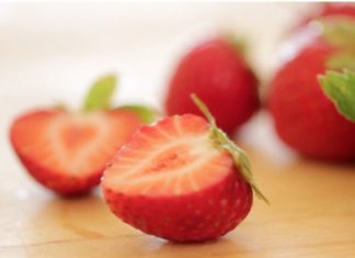 Birthday Cake : No-Bake Cheesecake recipe that is as easy as it is beautiful.