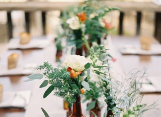 Birthday Decoration : Create a stylish dinner atmosphere by using brown bottles as vases. // Aus braun…