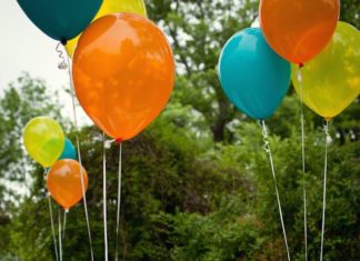 Birthday Decoration Ideas : Balloon Centerpiece using mason jars…like this idea you can fill the jars with…