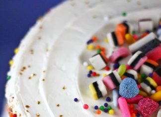 Birthday Decoration Ideas : Sprinkle cake: so full of colors !