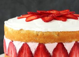 Birthday Decoration Ideas : Strawberry Ice Cream Cake! Layers of soft vanilla cake with creamy strawberry ic…