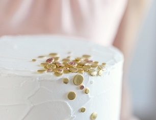 Birthday Decoration Ideas : White cake with gold confetti – how darling is this??