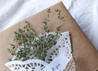 Birthday Decoration : Simple but charming gift wrapping idea. Wrap item with brown craft paper, make a…