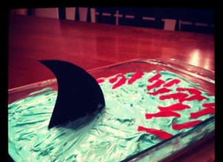 Birthday Decoration : So cute! This DIY Shark Fin Cake is perfect for your kiddos that loves sharks. O…