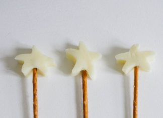 Birthday Inspiration: Käse auf Gebäckstangen – fertig ist der Zauberstab! #kindergeburtstag #magis…