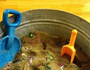 Birthday Inspiration: Versteckter Schatz mit den Kindern spielen. Einfach einen Eimer mit Sand füllen…