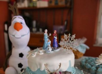 Birthday Party : How to Make a Frozen Birthday Cake