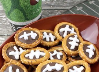 Birthday Party : How to make Football Shaped Chocolate Pretzels #funfood #tutorial #superbowl #su…