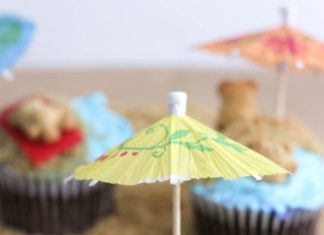 Birthday Party Inspiration : If you're throwing a pool-party this summer, don't forget the cake! Comp…