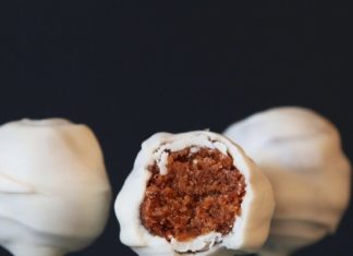 Birthday Party Inspiration : These Pumpkin Cake Pops are perfect for any Halloween party you throw!