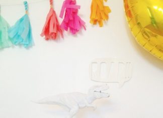 Birthday Party Inspiration : This party merge between Dinosaur and Mincraft had a dinosaur bean bag toss pain…