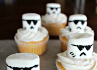 Birthday Party : Star Wars Storm Troopers Cupcakes. Perfect for a Star Wars party! | The Jenny Ev…
