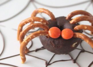 Birthday Party : love these mini donut spiders! super easy and fun treat to make with your kids t…
