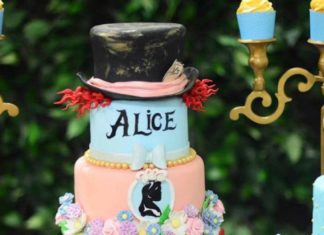 Birthday Party Inspiration : Alice in Wonderland layer cake!
