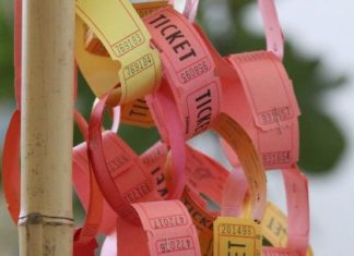Birthday Decoration : Click here to see 25 DIY carnival/circus themed game and decor tutorials to make…