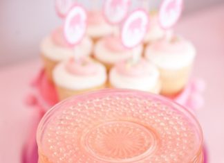 Birthday Decoration Ideas : Plates on the cake stand !