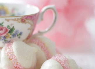 Birthday Decoration : Tea Idea: Two meringues sandwiched with cream. Very Pretty.