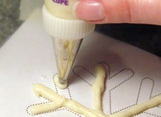 Birthday Decoration : These snowflake cupcakes may look difficult, but they’re so simple and look amaz…