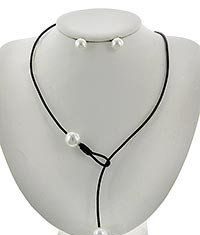 Birthday Gifts Ideas : A Pearl and Leather Necklace