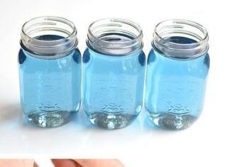 Birthday Gifts Inspiration : These mason jar citronella candles are REALLY EASY and they really keep the bugs…