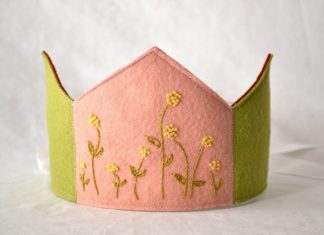 Birthday Inspiration: Broderie avec perles par Soulemama Garden Flower Wool Felt Waldorf Birthday Crow…