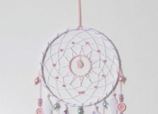 Birthday Inspiration: DIY Traumfänger in hellen Farben mit vielen bunten Federn und Glasperlen