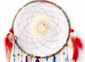 Birthday Inspiration: Traumfänger mit vielen bunten Fäden und Federn
