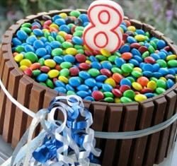 Birthday Party : Awesome decorating idea for a layer cake. Not too time-intensive and covers up a…