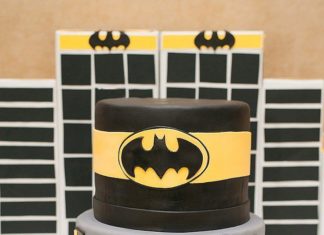 Birthday Party Inspiration : Batman birthday cake and cookies!