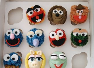 Birthday Party Inspiration : Even a few Sesame Street characters snuck their way onto this display.