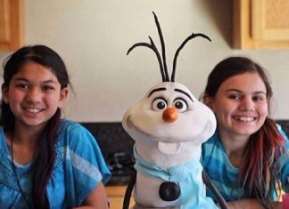 Birthday Party Inspiration : It doesn't get much cuter than this three-tier Frozen Olaf cake!