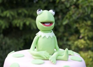 Birthday Party Inspiration : It's not easy being green, unless you're sitting on top of a cake.