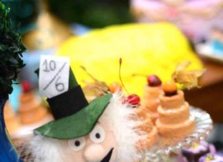Birthday Party Inspiration : Mad Hatter doll decorations!