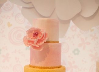 Birthday Party Inspiration : Pink and Gold birthday cake for a girl!