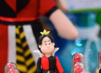 Birthday Party Inspiration : Queen of Hearts fondant dessert topper!