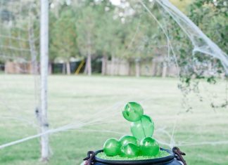 Birthday Party Inspiration : This Halloween Birthday Party Is the Most Spooktacular Event You've Ever See…