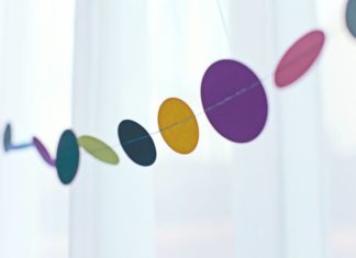 Birthday Party Inspiration : We love the simplicity of this confetti paper garland from Mint Afternoon.