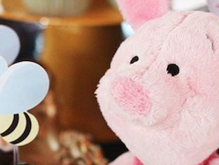 Birthday Party Inspiration : Who can resist an adorable bear who loves honey?