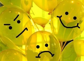 Birthday Party : Yellow balloons + black marker = lego head balloons